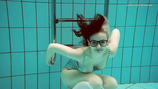 Nerdy damsel, Dashka Vesta took off her bathing suit and loved swimming bare, for a while