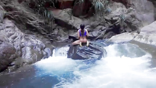 Lilyan desnuda en el río