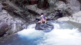 Lilyan desnuda en el río