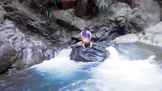 Lilyan desnuda en el río