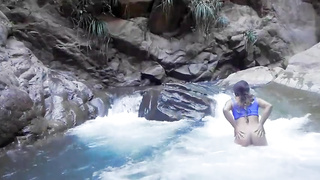 Lilyan desnuda en el río