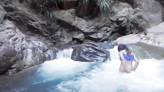 Lilyan desnuda en el río