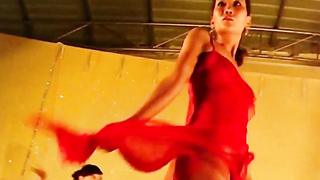 舞台美女群魔乱舞露逼扭屁股跳舞歌舞团脱衣舞演出