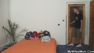 Mature platinum-blonde lady is having casual lovemaking with a junior dude and screaming from delight while jizzing