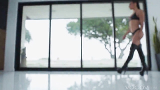 VOGOV Brooklyn Gray gets rigid shag in leather