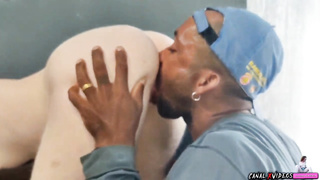 CHAMEI O ENTREGADOR PRA ME FUDER PORQUE EU SOU TARADA