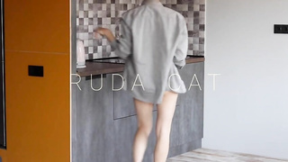 Slender stunner is about to get poked in the kitchen after getting her cooter meticulously gobbled