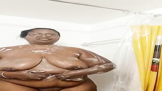 Ebony PLUMPER is having a douche in front of the camera, just for the joy of it