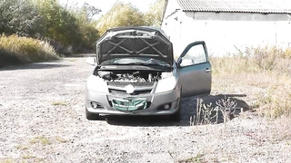 After a stranger helped her fix the truck, bitchy lady let him ravage her from the back