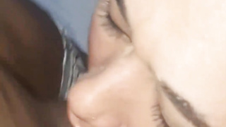 Amigo do meu namorado me forçando a mamar a piroca grande dele.