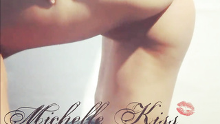 Joven colegiala MIchelle Smooch culona baila sensuous y se desnuda