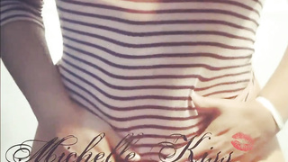 Joven colegiala MIchelle Smooch culona baila sensuous y se desnuda