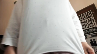 Ample donk stunner is posing in front of the camera in highly skinny jimmies, just for joy