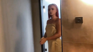 Slender masseur is doing everything she can think of to please her grubby rich customer