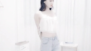 漂亮模特穿开档牛仔紧身裤