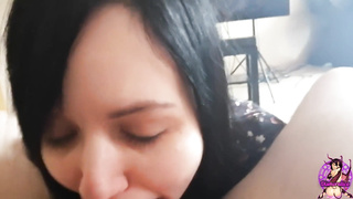 Ублажила Хозяина своим Ртом по самые яйца глубоко глотая и поедая его Сперму