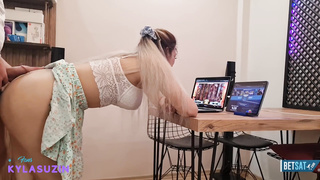 Kumarbaz yengesini yalnız yakalayınca domaltıp sikiyor