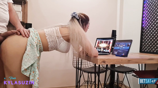 Kumarbaz yengesini yalnız yakalayınca domaltıp sikiyor