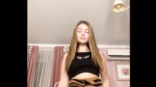 Wow! Webcam teen show her amazing ass!