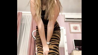 Wow! Webcam teen show her amazing ass!