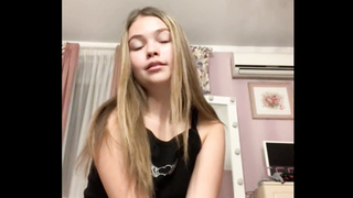 Wow! Webcam teen show her amazing ass!
