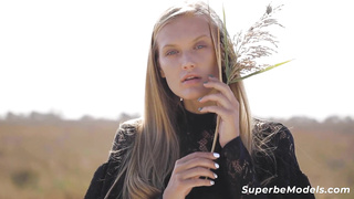 SUPERBE MODELS - STEAMING MODELS COMPILATION PART 1! Observe These four Fabulous Models Unwrap