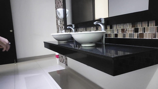 En el baño, a solas con mi amigo y mi novio esperándome en casa