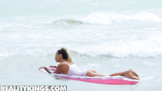 Reality Kings - Lola Emme Chills At The Beach But Jordi El Nino Polla Wants His Pipe Inwards Her
