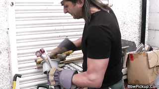 Encounter with lush blondie leads to hook-up