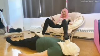 Stunner in yoga trousers is coercing her servant dude to nuzzle her stinkin' soles before queening him