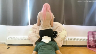 Stunner in yoga trousers is coercing her servant dude to nuzzle her stinkin' soles before queening him