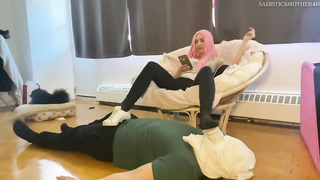 Stunner in yoga trousers is coercing her servant dude to nuzzle her stinkin' soles before queening him