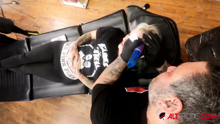 Sea Dawn Ink gets some fresh ink then gets poked