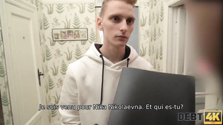 DEBT4k. Le mari a baisé la chienne en laissant le collecteur de dettes la baiser