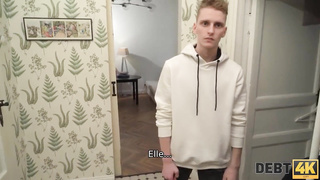 DEBT4k. Le mari a baisé la chienne en laissant le collecteur de dettes la baiser