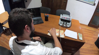 ¡Esto es lo que obtienes por robar mi dinero, MALDITA PERRA!