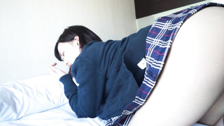 清純な制服いずみちゃんがクンニで気持ちよくなるシーン。控えめで健気な絶頂が可愛い。手マンで失禁、潮吹き、おもらし【3/6】