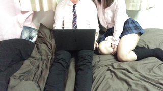 初めて家に彼女連れてきて一緒にAV鑑賞してたらお互いムラムラしてきてそのままSEXに発展した高◯生カップル。【ハメ撮り】