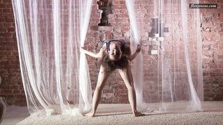 Cock-Squeezing puss stunner Razdery Noga opening up her gams