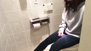 【素人】個室トイレでオナニーする女◯大生。