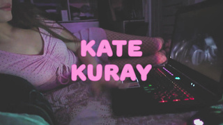 En ung kæreste kunne ikke modstå og sugede en fyr, mens han så en film.