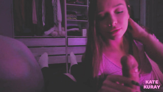 En ung kæreste kunne ikke modstå og sugede en fyr, mens han så en film.