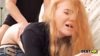 DEBT4k. Mädchen hat kein Geld um Schulden zu bezahlen und der Sammler fickt sie