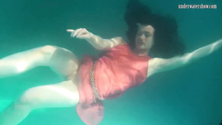 Real life mermaid Rusalka sumptuous honey underwater