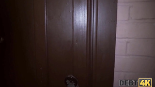 DEBT4k. Wunderbare Friseurin hat kein Geld und Schuldeneintreiber fickt sie