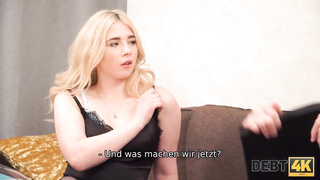 DEBT4k. Wunderbare Friseurin hat kein Geld und Schuldeneintreiber fickt sie