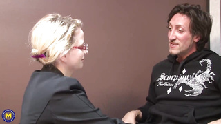 Buxomy towheaded lady with glasses is about to have a casual 4 way with some homies