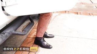 Brazzers - Super Hot Stunners Emily Willis & Kissa Sins Not Only Wash Your Rail But Munch Your Prick Tidy Too