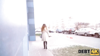 DEBT4k. Das schlagfertige russische Luder Roxy Lips initiiert Hookup, um Schulden hinauszuzögern