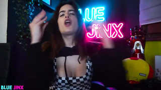 Yinyleon is having super-steamy fuckfest in a motel guest room, in the middle of a stunning day